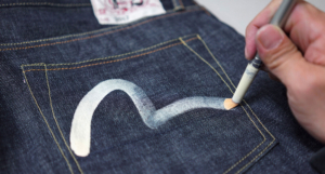 Evisu jeans - måge ikon males på