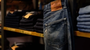 Raw denim eller almindelige jeans: hvad skal man vælge?